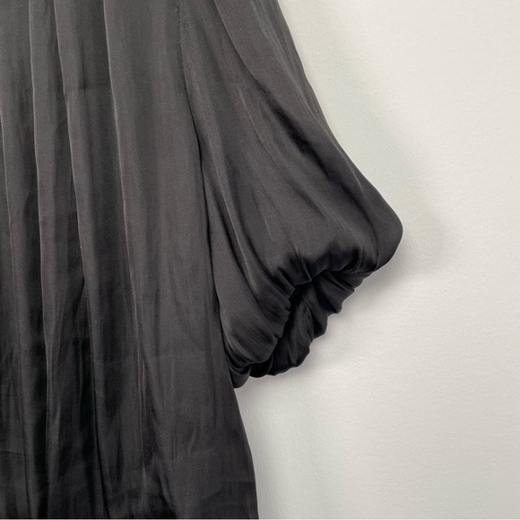 ASTR The Label Black Bubble Hem Puff Sleeve V Neck Top - Picture 3 of 4